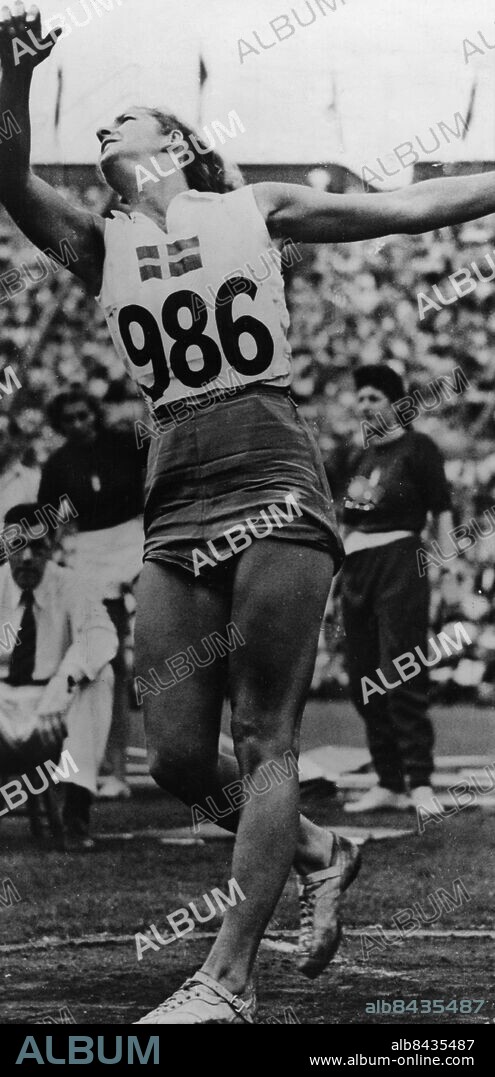 LONDON 19480730. Majken Åberg kastar diskus vid de olympiska spelen i London, hon slutar 7:a med ett kast på 38,48 m. Majkens främsta gren var den icke olympiska kastgrenen slungboll där hon vann 16 SM-titlar i rad (1936-52).. Foto: NTB Kod: 190.