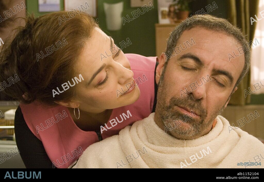 JAVIER LOMBARDO y MARIA BOUZAS en ABRIGATE, 2007, dirigida por RAMON COSTAFREDA. Copyright OBERON CINEMATOGRAFICA SA/POL-KA PRODUCCIONES.