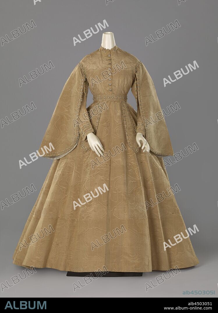 Dress made of cognac-colored moire silk, consisting of a skirt and body attached to each other, decorated with narrow lace and small buttons, covered with gold-colored fabric, Dress made of cognac-colored moire silk. The bodice attached to the skirt. The long fitted sleeves have long loose decorative sleeves. The skirt gradually gets longer at the back, it is sewn smoothly at the front, pleated at the back and wrinkled. Small buttons and narrow lace along the pattes on the skirt, the sleeves, armholes, slips and on the belt of the belt (B)., anonymous, Rotterdam, c. 1865 - c. 1870, silk, l 135.0 cm × w 485.0 cm.