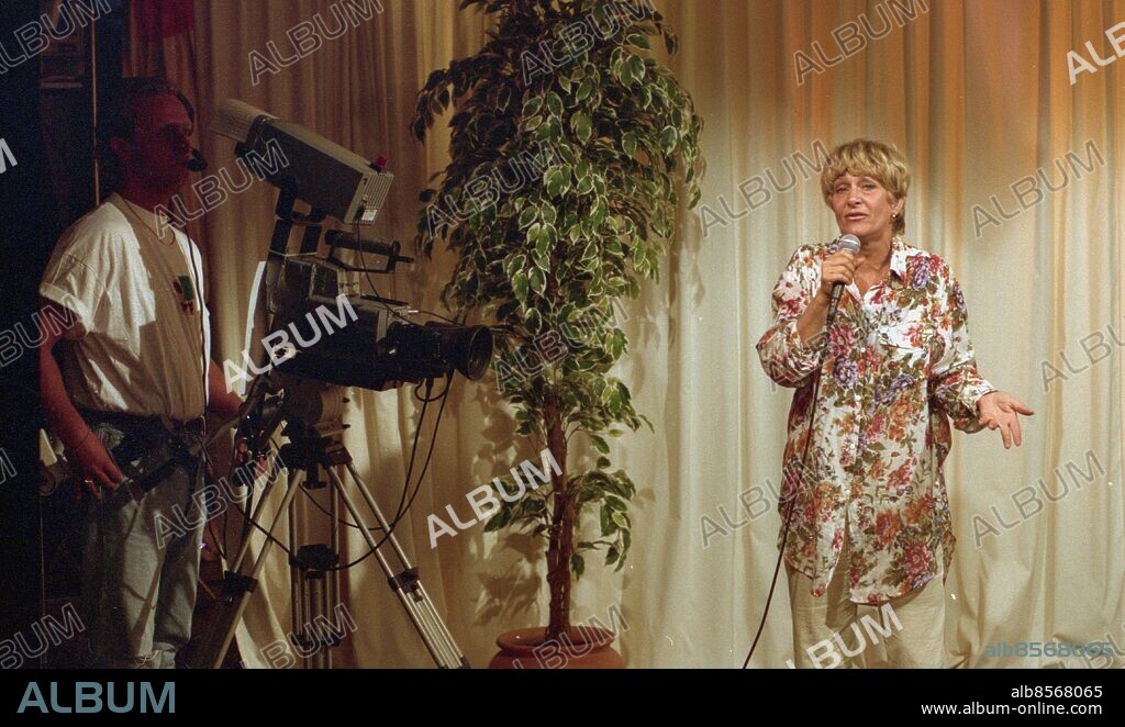 Göteborg juni 1993 - Siw Malmkvist uppträder i TV-programmet Elvakaffet på TV21 - *** Local Caption *** Krep 1993-06104. BROR AUGUSTSSON.