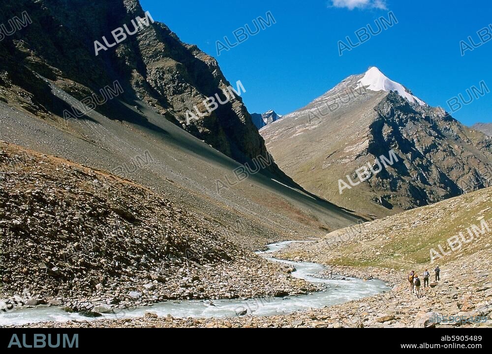 Ladakh (Himalayas, in the Indian state of Jammu-Kashmir), Zanskar region, Shinkun La mountain pass. (elevation: 5,096 m). Descent from the Shinkun La mountain pass toward Ramjak. Photo, 2000.