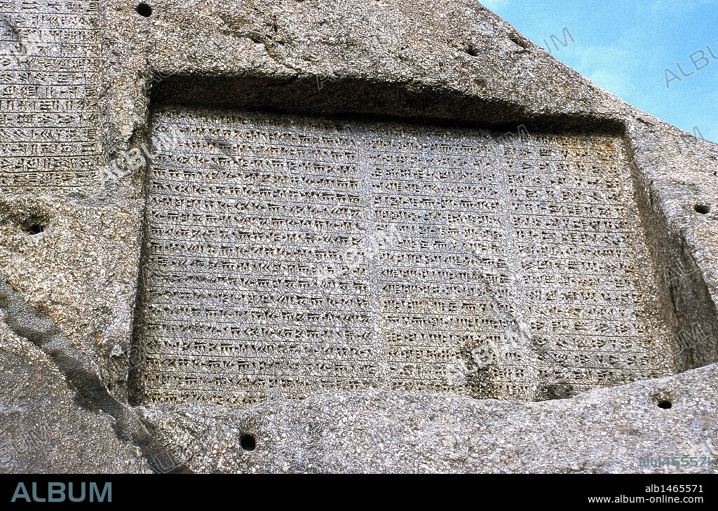 Imperio Persa. Escritura cuneiforme aqueménida, siglo V a. C. Texto civil escrito por orden de los soberanos Jerjes y Dario I. Ganj Nameh, alrededores de Hamadán. República Islámica de Iran.