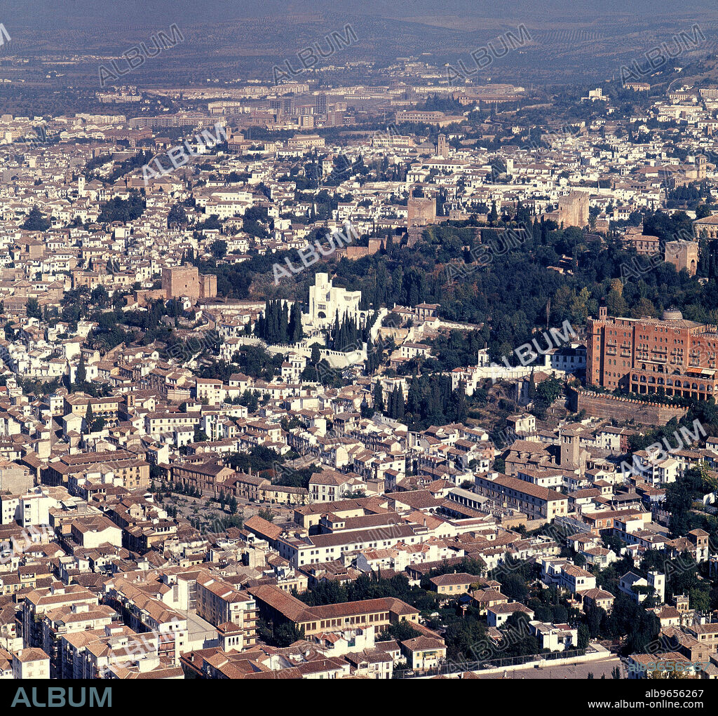 VISTA AEREA DE GRANADA CON LA FUNDACION RODRIGUEZ ACOSTA Y PARTE DEL RECINTO DE LA ALHAMBRA.