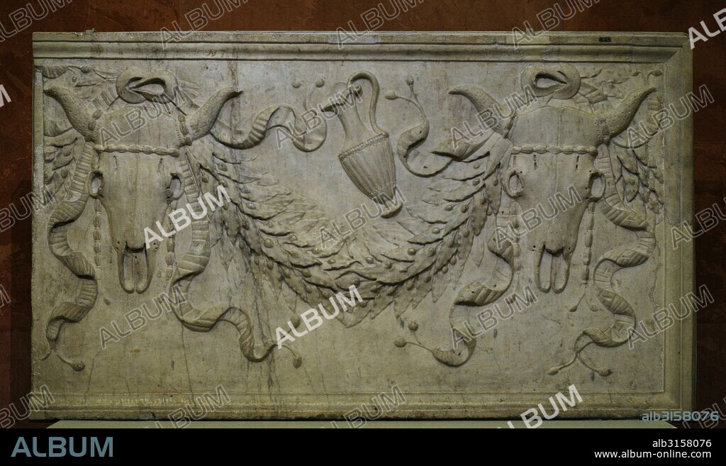 Arte romano. Losa decorativa. Bucráneos, jarrones y guirnaldas. Principios siglo I d. C. Mármol. Relieves. Museo del Hermitage (The State Hermitage Museum). San Petersburgo. Rusia.