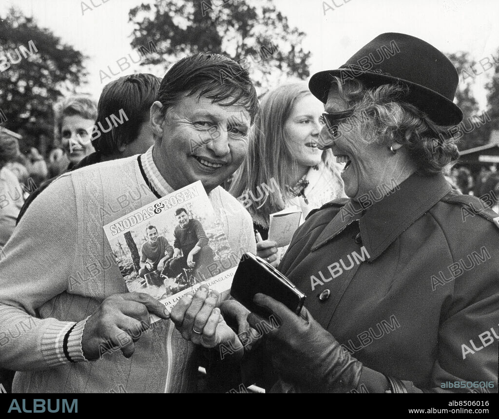 1974-10-02. Artisten och bandyspelaren Gösta Snoddas Nordgren med en skiva han spelat in tillsammans med Arne Rosen Qvick . Foto: Olle Wester / Expressen / TT / Kod: 44. ** AFTONBLADET OUT **.