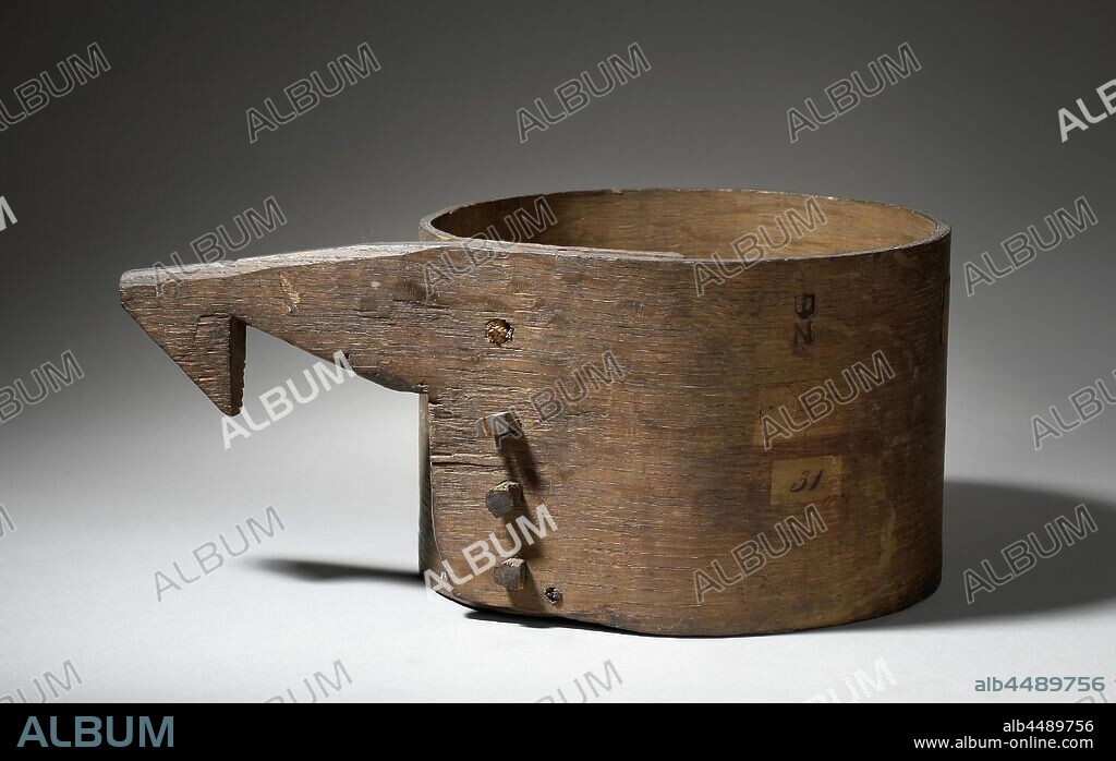1/32 Boisseau from Delft, Spanish potato size of 1/32 Boisseau with handle. Marked and v.z.v. labels, Delft, anonymous, c. 1800, wood (plant material), h 15.5 cm × w 32.5, × d 23.5 cm.