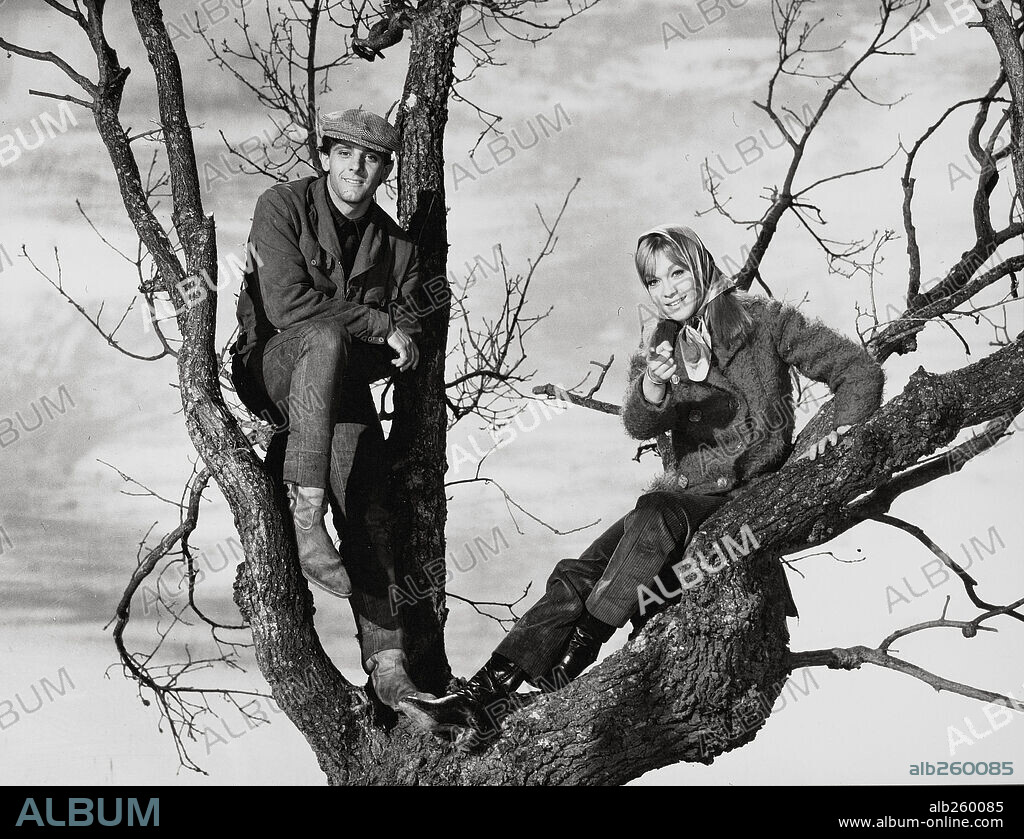 EMILIO GUTIERREZ CABA y Marisol en LAS CUATRO BODAS DE MARISOL, 1967. Copyright SUEVIA FILMS.