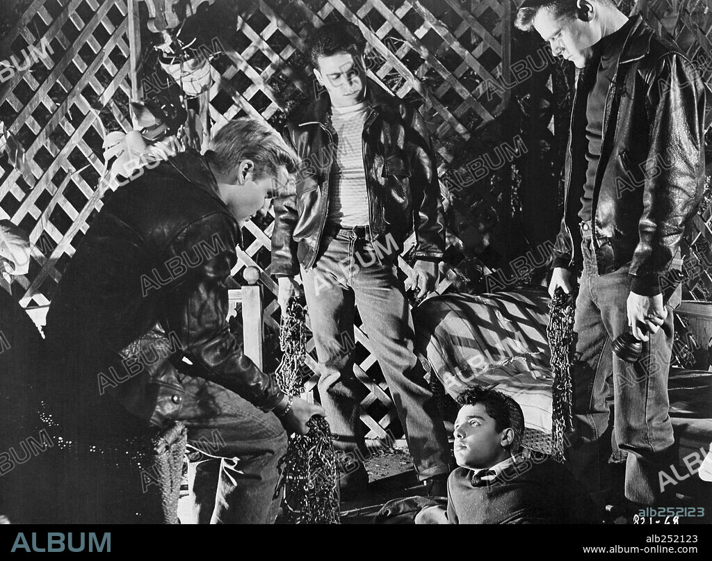 DENNIS HOPPER and SAL MINEO in REBEL WITHOUT A CAUSE, 1955, directed by NICHOLAS RAY. Copyright WARNER BROTHERS.