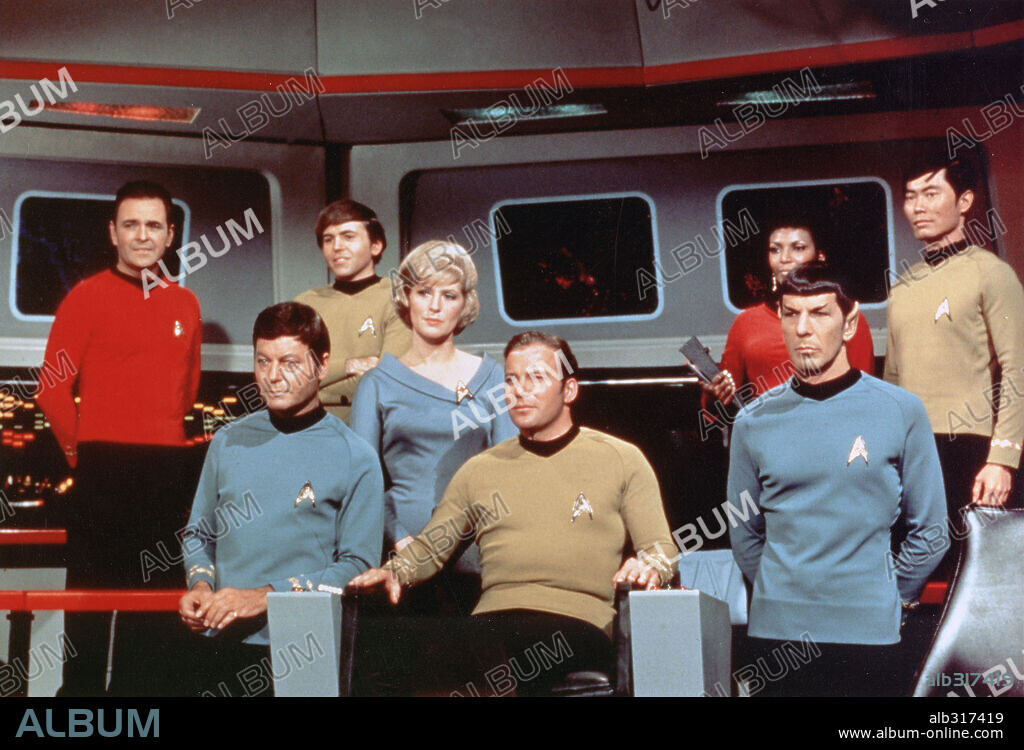 DEFOREST KELLEY, JAMES DOOHAN, LEONARD NIMOY und WILLIAM SHATNER in STAR TREK, 1966. Copyright PARAMOUNT TV.