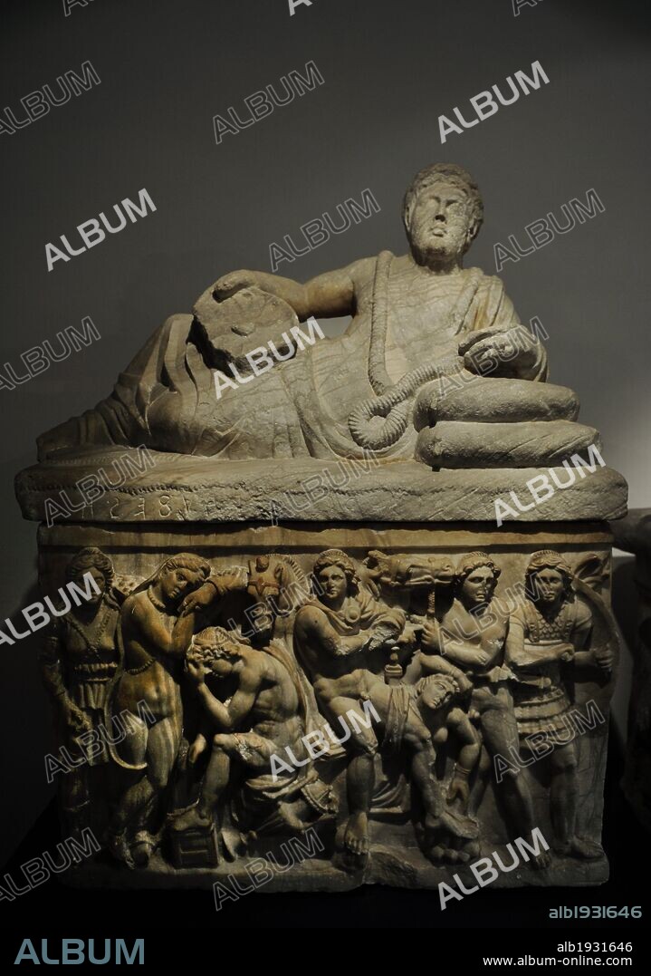 ARTE ETRUSCO. ITALIA. SARCOFAGO-URNA FUNERARIA, con retrato del difunto estirado en un triclinium. Procedente de Chiusi, Etruria. Italia. 200-100 a. C. Museo Carlsberg Glyptotek. Copenhague. Dinamarca. Europa.
