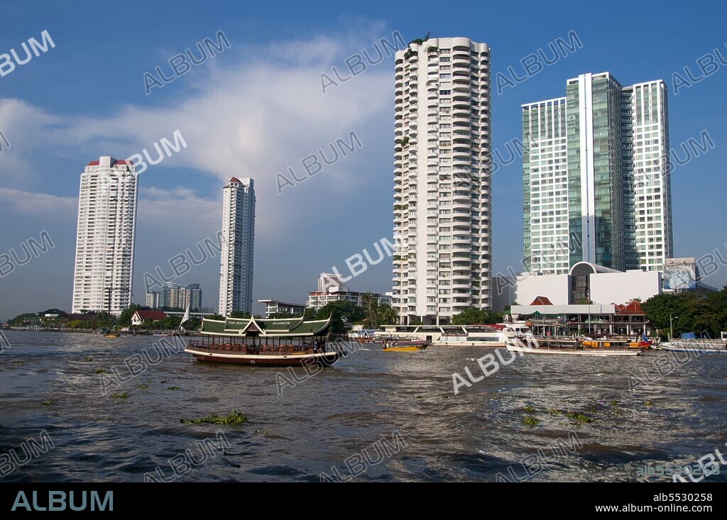 Although an important town for hundreds of years, Bangkok sat on the sidelines, located beside the Chao Phraya River between the ancient capital of Ayutthaya to the north and the sea to the south. It was only following a sequence of kingdoms and invasions in the regions to the north that Bangkok evolved into what it is today. The story of Bangkok begins in the far north of Thailand. The soil from which tall buildings now sprout once provided sustenance for rice. At that time, as little as 1,500 years ago, the site of the future capital city lay beneath the ocean’s waters. Each monsoon season, the powerful currents of the Chao Phraya River swept southwards, carrying the soil from eroded farmland into the sea, gradually nudging the shoreline a little further into what is known today as the Gulf of Thailand.
