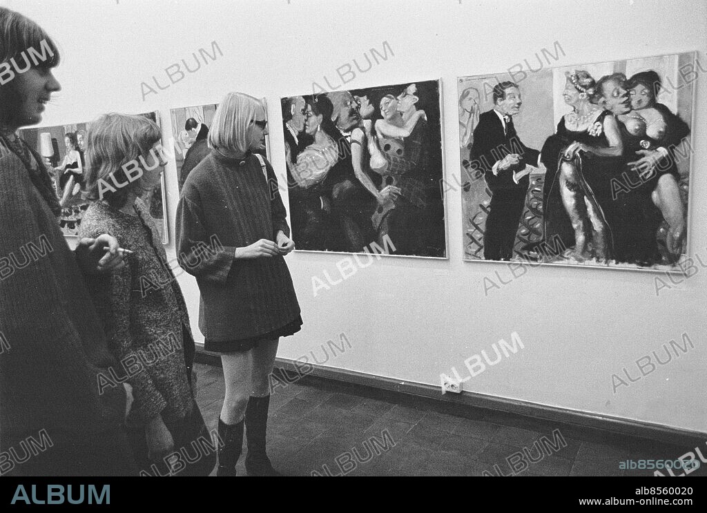 Göteborg 8 december 1970. Peter Dahls tavla på Konsthallen i Göteborg med prinsessan Sibylla som fick plockas ner.. Sitt stora publika genombrott fick Peter Dahls politiska oljemålning "Liberalismens genombrott i societeten", som föreställer prinsessan Sibylla som lyfter på sin klänning för en man med erektion. Tavlan beslagtogs av polisen och Peter Dahl riskerade fängelsestraff för majestätsbrott. Den återlämnades emellertid till Peter Dahl så småningom och hänger nu på Göteborgs Konstmuséum.. Foto: Kamerareportage *** Local Caption *** GT. KAMERAREPORTAGE.