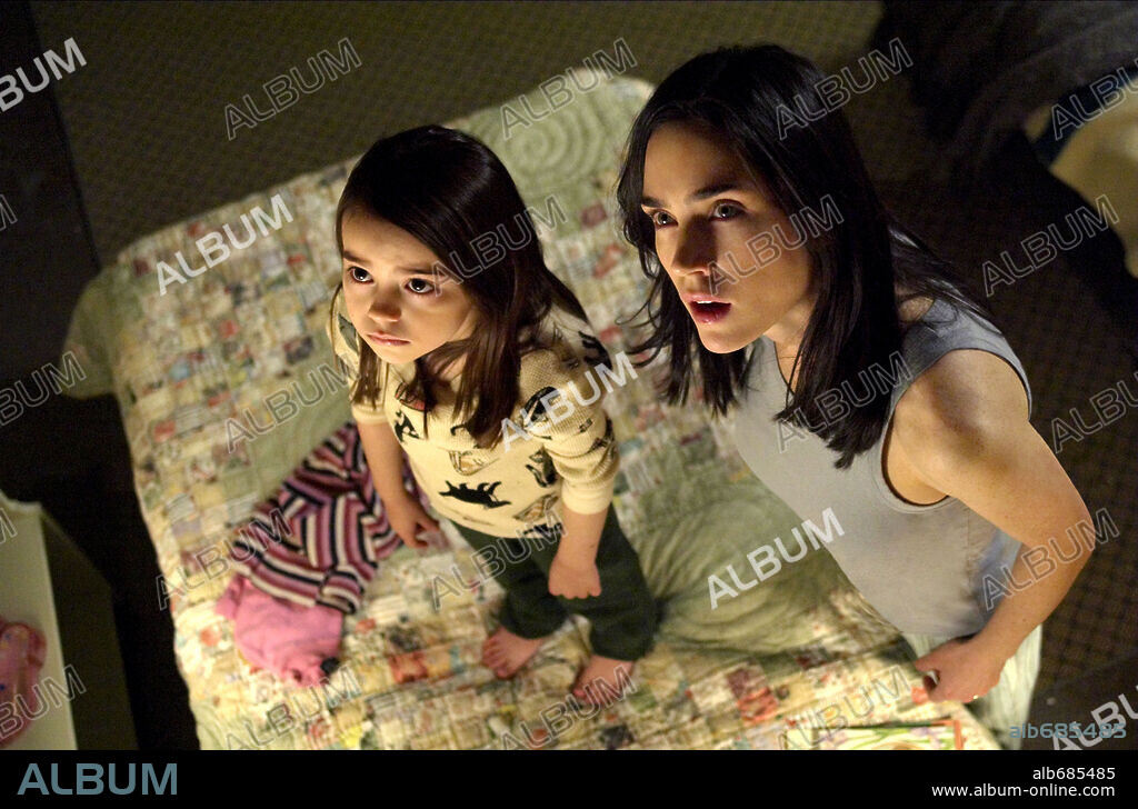 ARIEL GADE und JENNIFER CONNELLY in DARK WATER, 2005, unter der Regie von WALTER SALLES. Copyright TOUCHSTONE PICTURES / RAFY.