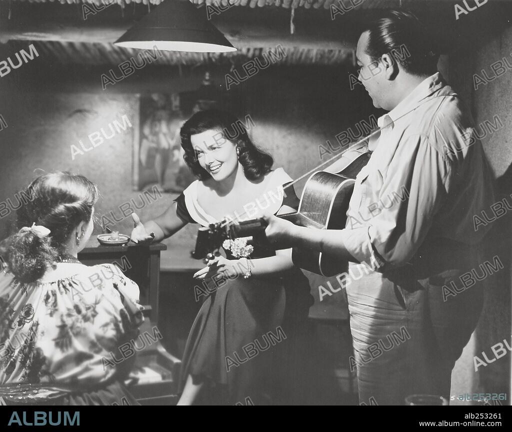 JANE RUSSELL y PEREZ PRADO en LA SIRENA DE LAS AGUAS VERDES, 1955 (UNDERWATER!), dirigida por JOHN STURGES. Copyright RKO.