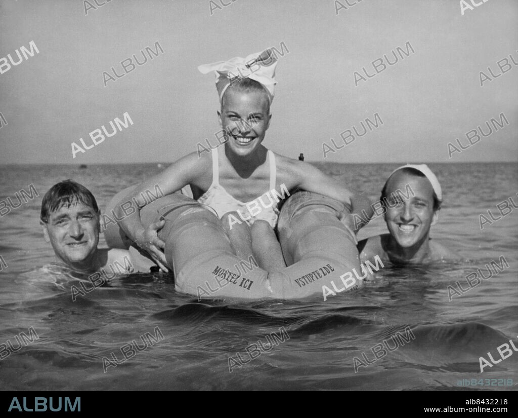 Orig. bildtext... FRÅN DET SOLIGA FALSTERBO. Sten Broman, Mary Rapp och Hasse Funck. Anm. H Funck, 1917-2004, operettsångare, balettdansör och regissör Se även BBH416 Trio Leenden Bildserier Fotoreportage CD306 persons: HASSE FUNCK;MARY RAPP;STEN BROMAN sites: FALSTERBO;SVERIGE.