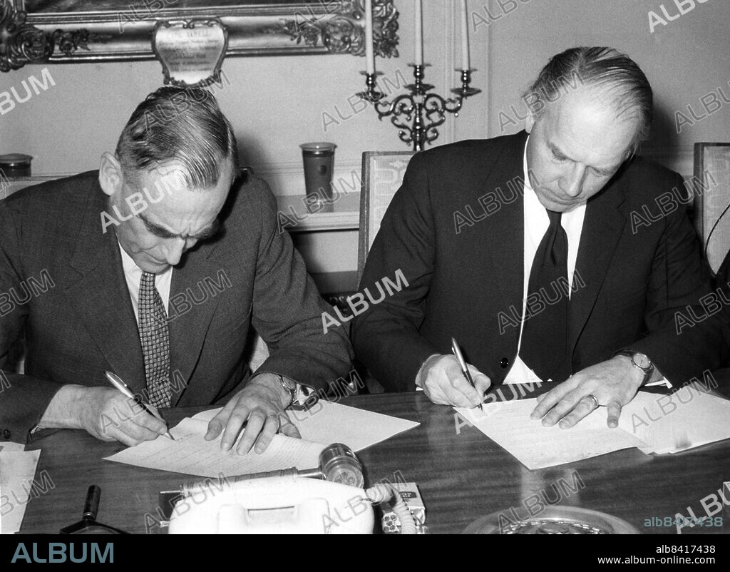 STOCKHOLM 1958-03-15 Televerkets chef Håkan Sterky, t.v., och Martin Ferm, t.h., vid Försvarets Forskningsanstalt, FOA, skriver den 14 mars 1958 i Stockholm under samarbetsavtalet om "utforskning och utveckling av metoder för trådlösa förbindelser med hjälp av s.k. troposfärisk spridning av radiofrekventa vågor", d.v.s. bland annat framtida mobiltelefoni... Ett första försök har redan påbörjats för sträckan Stockholm-Mora".. Foto: Olle Seijbold / DN / TT / Kod: 51. ** SvD OUT**.