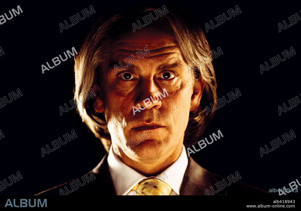 JOHN MALKOVICH in JOHNNY ENGLISH - DER SPION, DER ES VERSIEBTE, 2003 (JOHNNY ENGLISH), unter der Regie von PETER HOWITT. Copyright ROGUE MALE FILMS LTD.