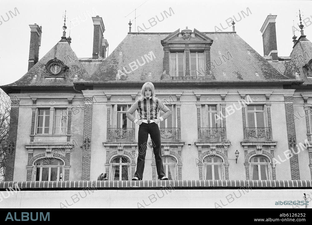 Vartan, Sylvie; franz. Sängerin bulgar. Herkunft; geb. 15.8.1944 in Iskretz (Bulgarien).-Sylvie Vartan vor ihrem Haus in Loconville (Dép. Oise, Frankreich).-Foto, 1965.