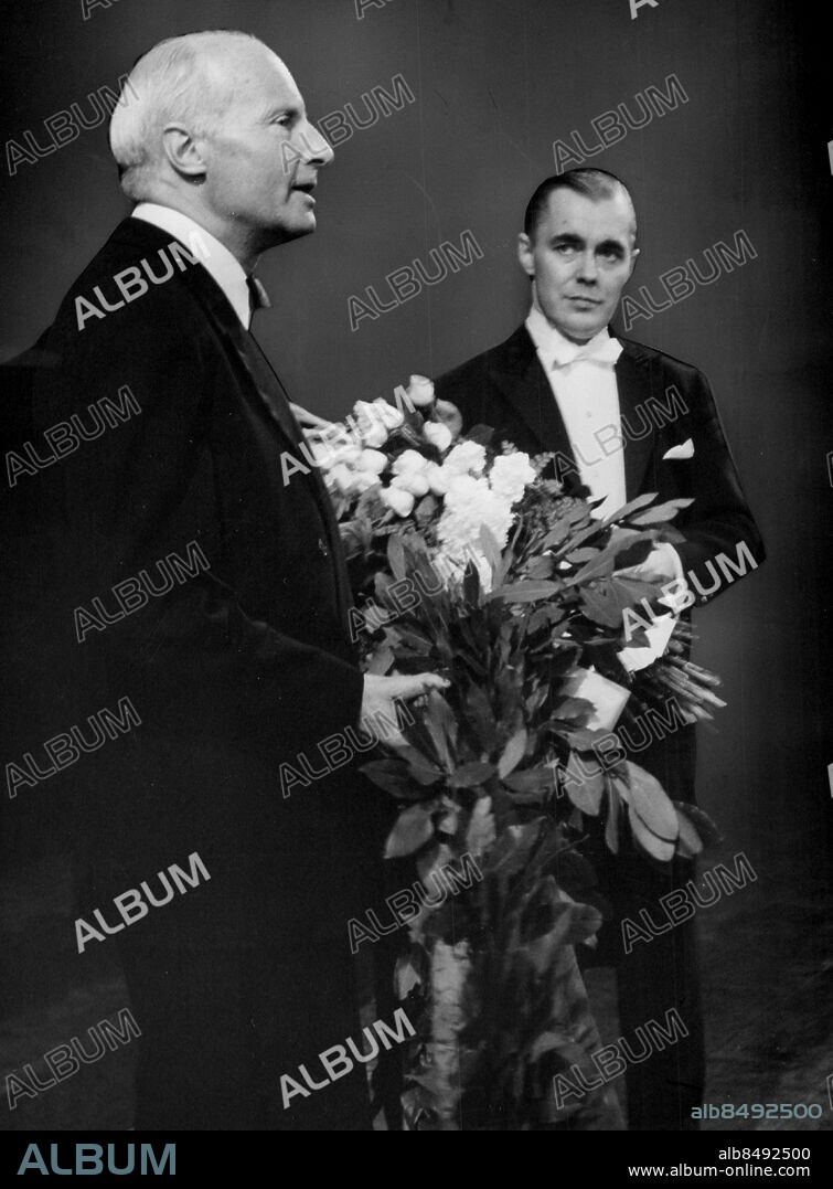 Stockholm 1960-06-10. Dr. Ivar Anderson tackar av Sixten Ehrling efter hans 20 år vid Operan . Foto: John Kjellström / SvD / TT / kod 12014.