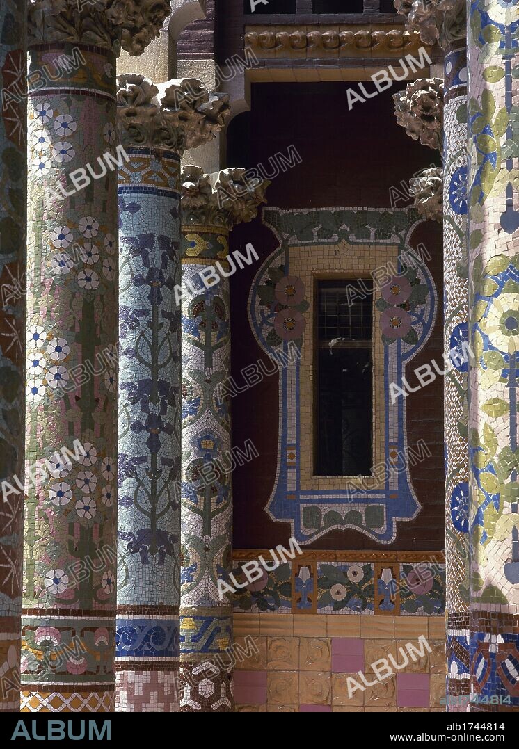 ARTE SIGLO XIX. MODERNISMO. ESPAÑA. DOMENECH I MONTANER, Lluís (Barcelona,1850-1923). Arquitecto catalán. PALAU DE LA MUSICA CATALANA (1905-1908). Es el edificio más representativo del Modernismo por el precoz uso de estructura en hierro laminado y por la riqueza decorativa. Detalle de las COLUMNAS DE CERAMICA DE LA FACHADA. BARCELONA. Cataluña.