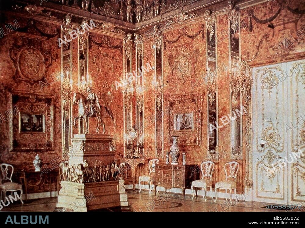 Zarskoje Selo, heute Puschkin (Sowjetunion), Palast Katharinas. Bernsteinzimmer (1721-63 gearbeitet; Geschenk des preuß. Königs; seit 1944 verschollen): Teilansicht mit Nachbildung des Reiterdenkmals Friedrichs des Großen. Foto, um 1930.