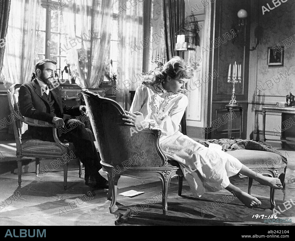 MONTGOMERY CLIFT y SUSANNAH YORK en FREUD, PASIÓN SECRETA, 1962 (FREUD), dirigida por JOHN HUSTON. Copyright UNIVERSAL PICTURES.