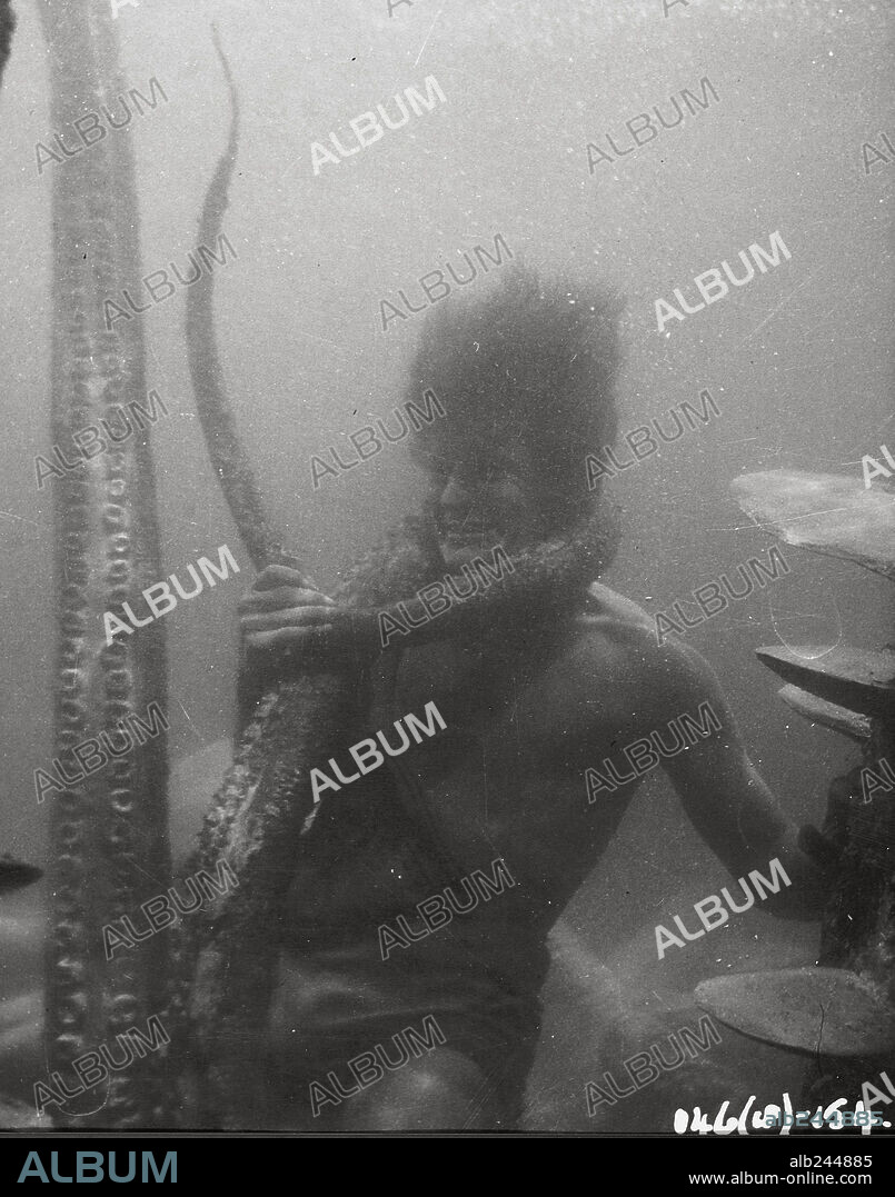THE BLUE LAGOON, 1949, directed by FRANK LAUNDER. Copyright RANK.