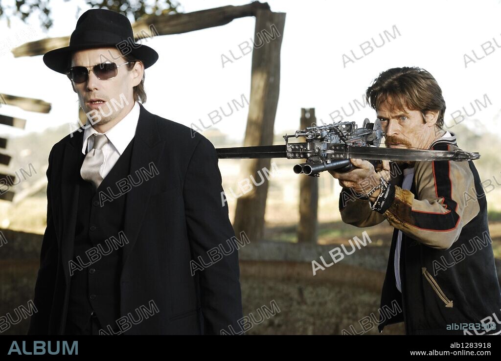 ETHAN HAWKE und WILLEM DAFOE in DAYBREAKERS, 2009, unter der Regie von MICHAEL SPIERIG und PETER SPIERIG. Copyright LIONSGATE.