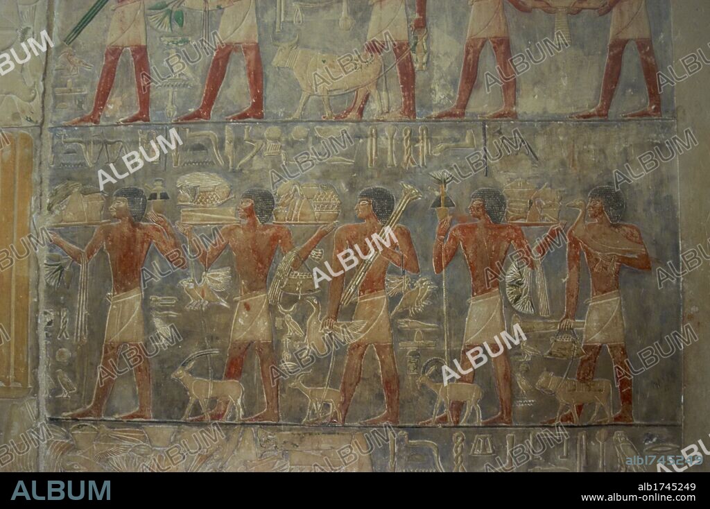 ARTE EGIPCIO. EGIPTO. IMPERIO ANTIGUO. V DINASTIA. MASTABA DE PTAHHOTEP Y AKHETHOTEP (2400 a. C.). Altos funcionarios egipcios, padre e hijo. RELIEVES DEL MURO OESTE CON LA REPRESENTACION DE SERVIDORES PORTANDO LA COMIDA FUNERARIA DE PTAHHOTEP. SAKKARA.