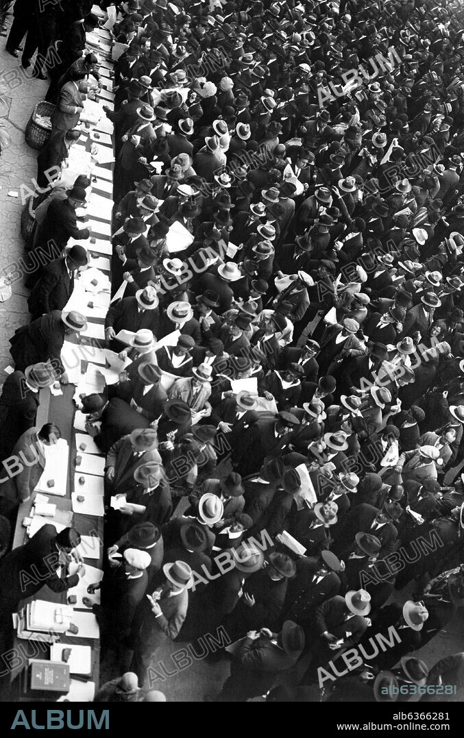 MESAS ELECTORALES EN LAS ELECCIONES MUNICIPALES EN MADRID EL 12 DE ABRIL DE 1931 CUYO RESULTADO DIO PASO A LA REPUBLICA.