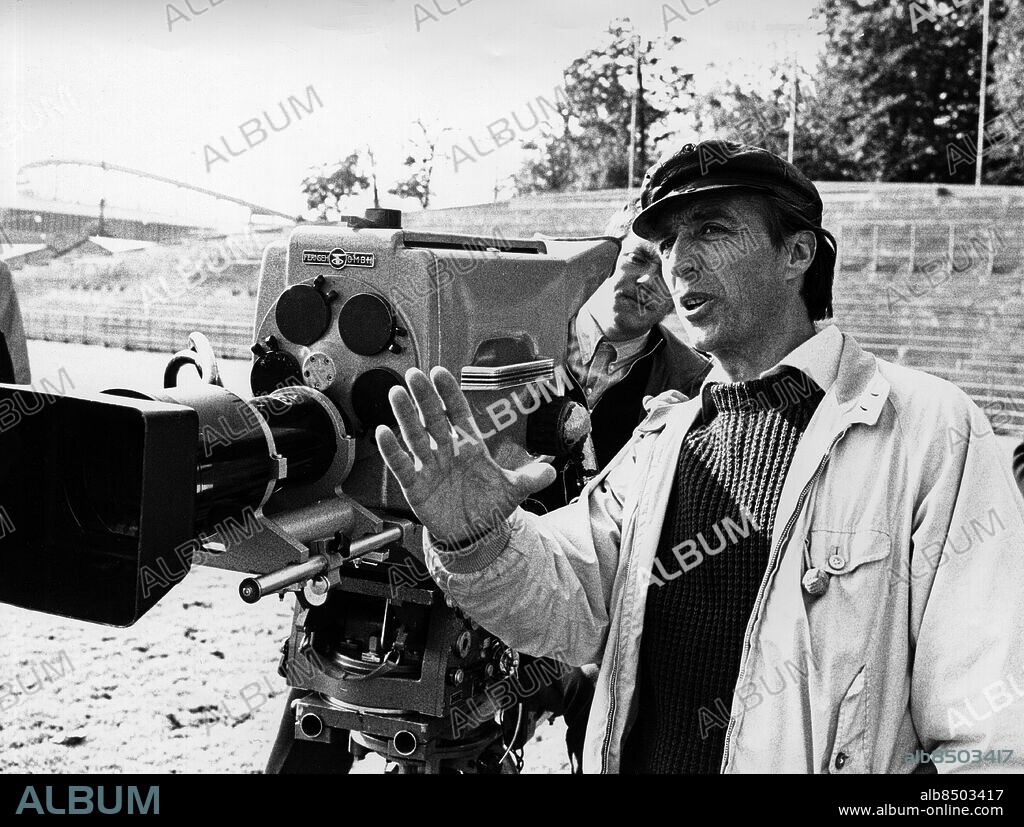 ARKIV GÖTEBORG 19700924.. Jackie Söderman (t.h.), regissör, koreograf och teaterchef, under inspelningen av TV-serien "Offside" som sändes 1971.. Foto: Bo-Aje Mellin / SVT / Kod: 5600. RiR sv/v 19938. Mapp: Söderman Jackie.
