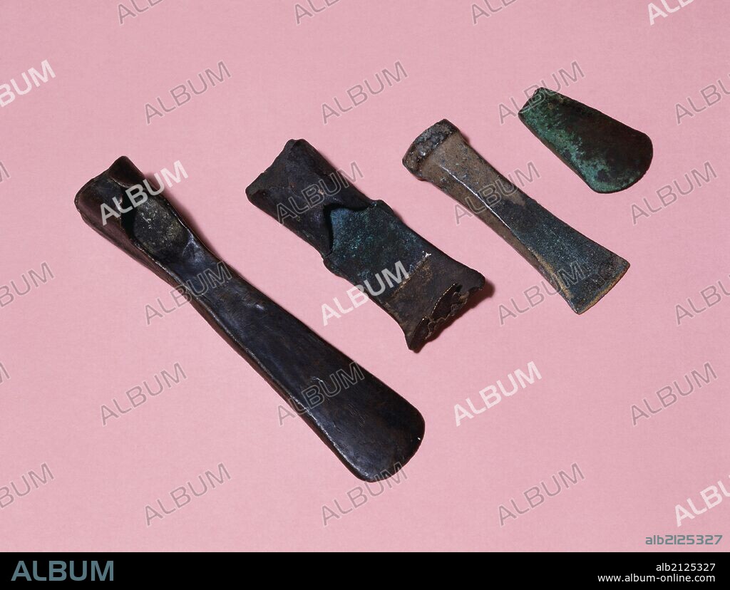 ARTE PREHISTORICO. EDAD DE LOS METALES. ESPAÑA. (Se desarrolló desde el segundo milenio a. C., hasta el primer milenio a. C.). BRONCE FINAL. "DEPOSITO DE ARMAS PROCEDENTE DE RIPOLL" (provincia de Girona, Cataluña). Museo Arqueológico de Girona. Cataluña.