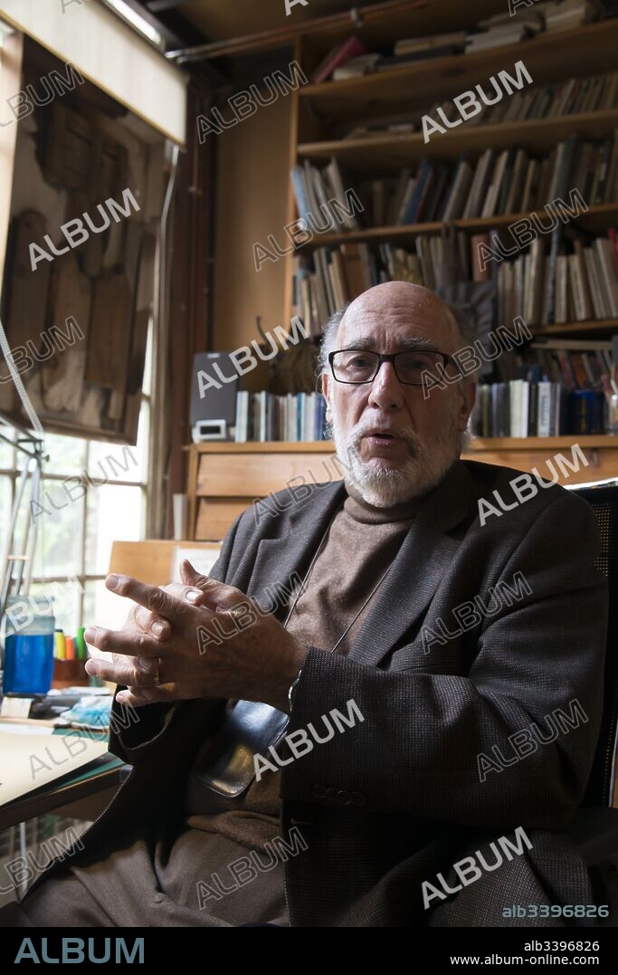 Joan VilaGrau en su estudio haciendo los vitrales de la sagrada