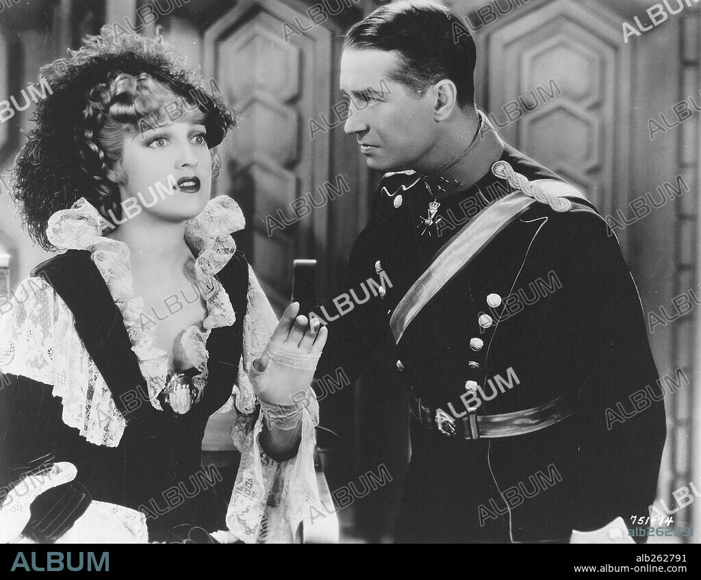 JEANETTE MACDONALD and MAURICE CHEVALIER in THE MERRY WIDOW, 1934, directed by ERNST LUBITSCH. Copyright M.G.M.