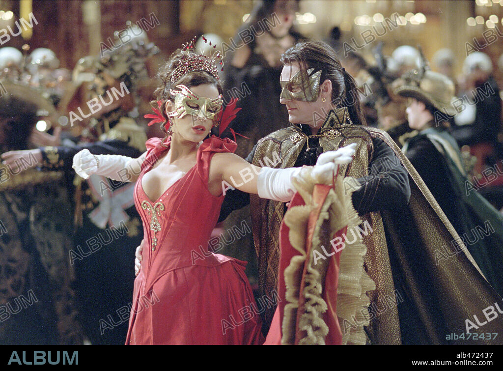 KATE BECKINSALE and RICHARD ROXBURGH in VAN HELSING, 2004, directed by STEPHEN SOMMERS. Copyright UNIVERSAL / MASI, FRANK.