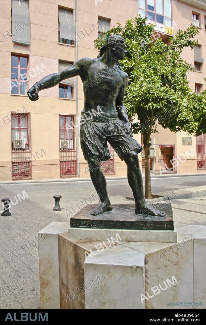 València, Comunidad Valenciana, Spain. Plaza Napoles y Sicilia, Copy of the famous statue "El Saque" (The service) depicting a Valencian ball player in the act of shooting. The sculpture is the work of Pinazo Martinez.
