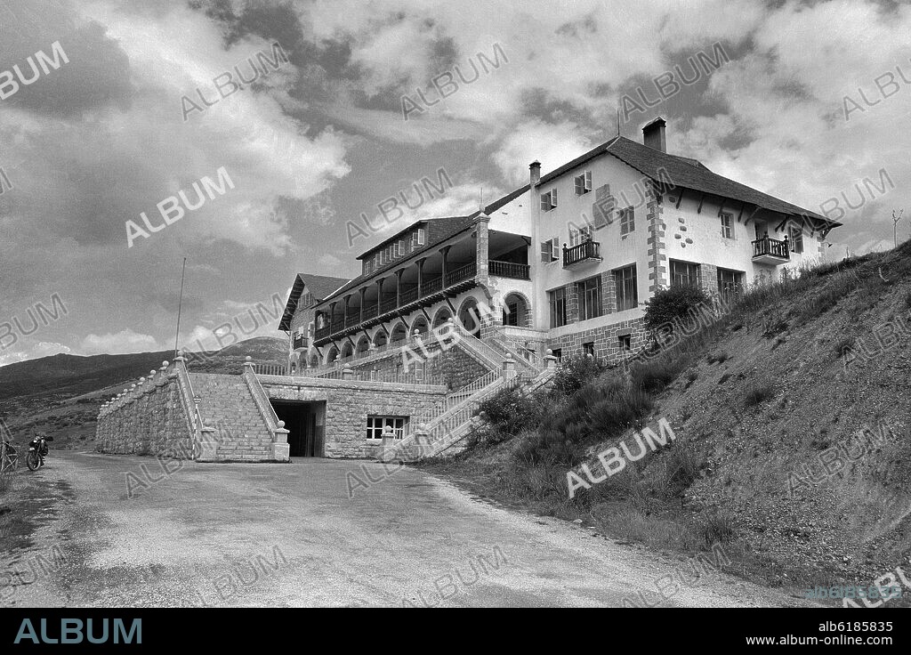 PARADOR NACIONAL DE RIAÑO INAUGURADO EN 1951 - FOTOGRAFIA EN BLANCO Y NEGRO - AÑOS 50 -.