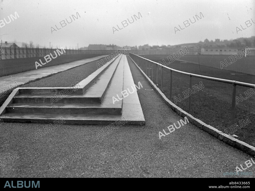 GÖTEBORG 1936-04-28.. Rambergsvallen på Hisingen är nybyggd - inte mycket till läktare vid denna tid! *** Local Caption *** GT Låda 1936-april-01 Foto: Kamerareportage / TT / Kod: 2524.