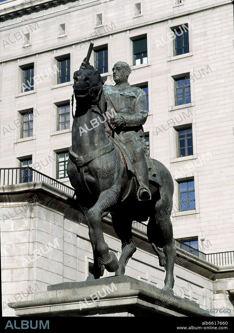 JOSE CAPUZ (1884-1964). ESTATUA ECUESTRE DEL GENERAL FRANCO SITUADA EN LA PLAZA DE SAN JUAN DE LA CRUZ - 1964.