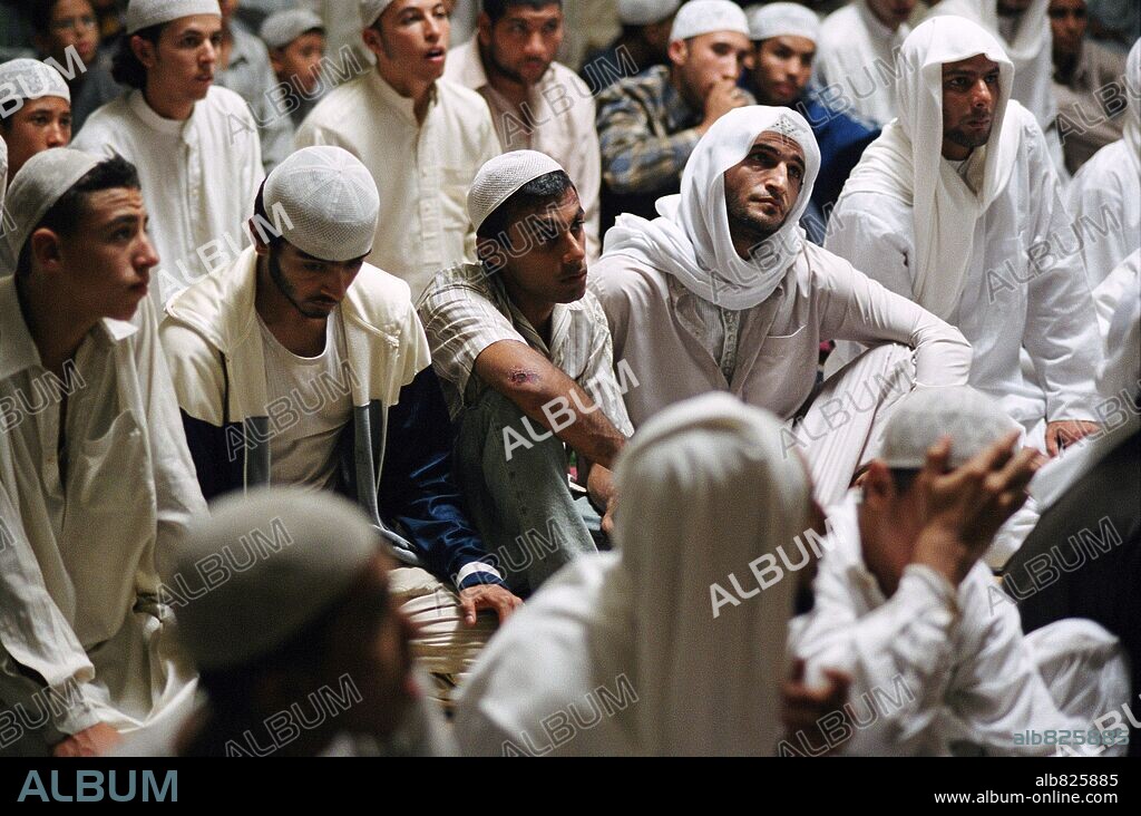 AMR WAKED, MAZHAR MUNIR y SONNELL DADRAL en SYRIANA, 2005, dirigida por STEPHEN GAGHAN. Copyright WARNER BROS. / WILSON, GLEN.