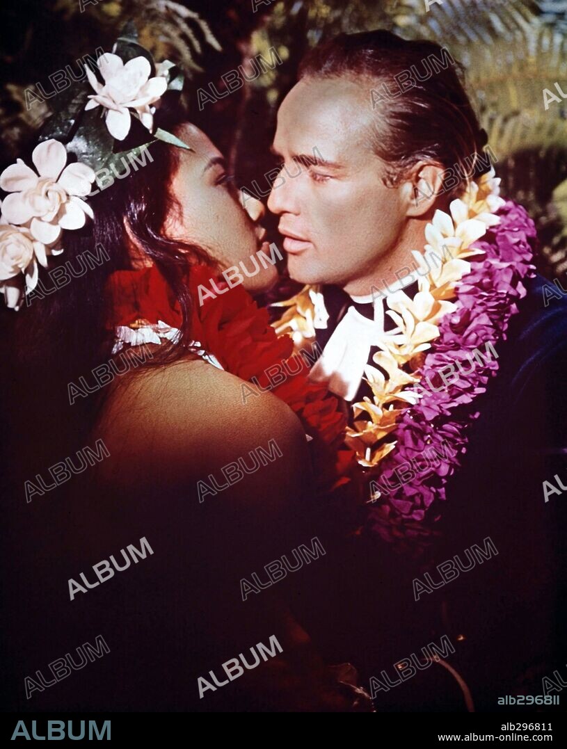 MARLON BRANDO und TARITA in MUTINY ON THE BOUNTY, 1962, unter der Regie von LEWIS MILESTONE. Copyright METRO GOLDWYN MAYER.