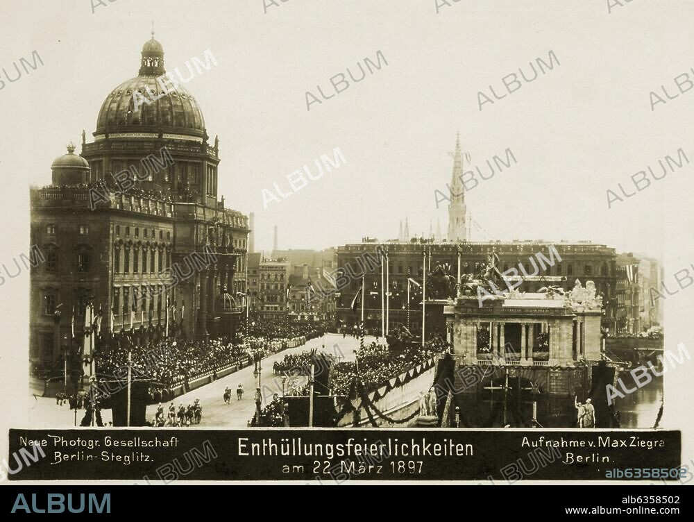 Berlin-Mitte, Nationaldenkmal für Kaiser Wilhelm I. (1897; Bildhauer: Reinhold Begas). Enthüllung am 22. März 1897 (100. Geburtstag Wilhelms I.): Gesamtansicht der Schloßfreiheit mit Stadtschloß und Denkmal während der Enthüllungsfeierlichkeiten. Photographie (Max Ziegra). Berlin, Sammlung Archiv für Kunst und Geschichte.