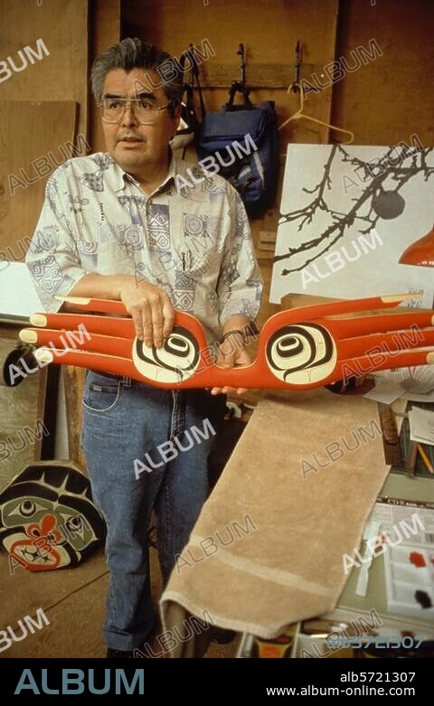 Davidson, Robert; indian. Guud San Glans / Eagle of the Dawn, kanad. Bildhauer u. Maler (Haida-Indianer). geb. 4.11.1946 in Hydaburg (Alaska). Robert Davidson in seinem Atelier in White Rock (British Columbia). Foto, undat.