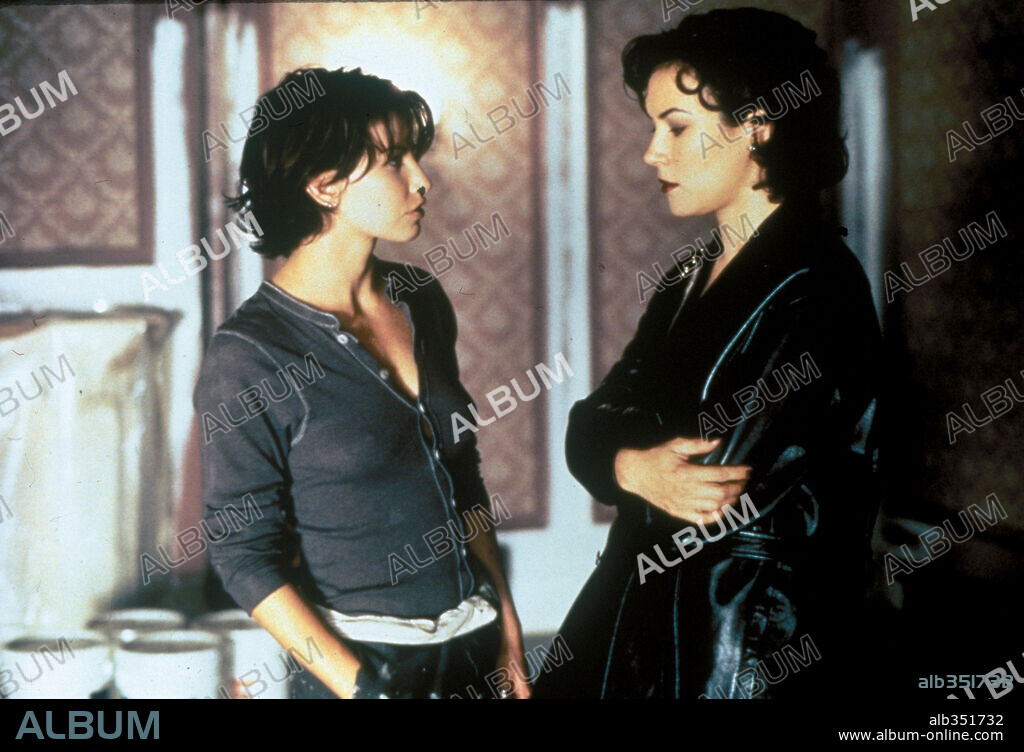 GINA GERSHON y JENNIFER TILLY en LAZOS ARDIENTES, 1996 (BOUND), dirigida por ANDY WACHOWSKI y LARRY WACHOWSKI. Copyright DINO DE LAURENTIS.