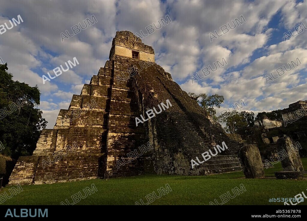 Mayan ruins in Tikal, view of Temple I, Jaguar Temple, on the Gran Plaza, Yucatán, Guatemala, Central America