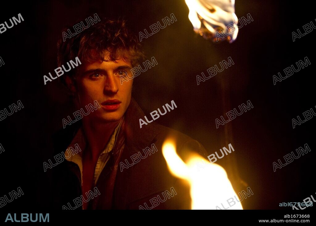 MAX IRONS en CAPERUCITA ROJA, 2011 (RED RIDING HOOD), dirigida por CATHERINE HARDWICKE. Copyright WARNER BROS. PICTURES / FRENCH, KIMBERLEY.