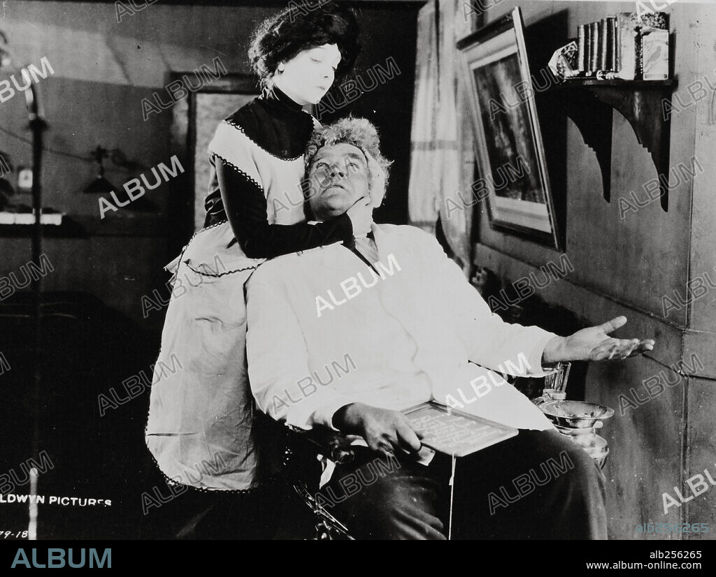 GIBSON GOWLAND and ZASU PITTS in GREED, 1924, directed by ERICH VON STROHEIM. Copyright METRO GOLDWYN.