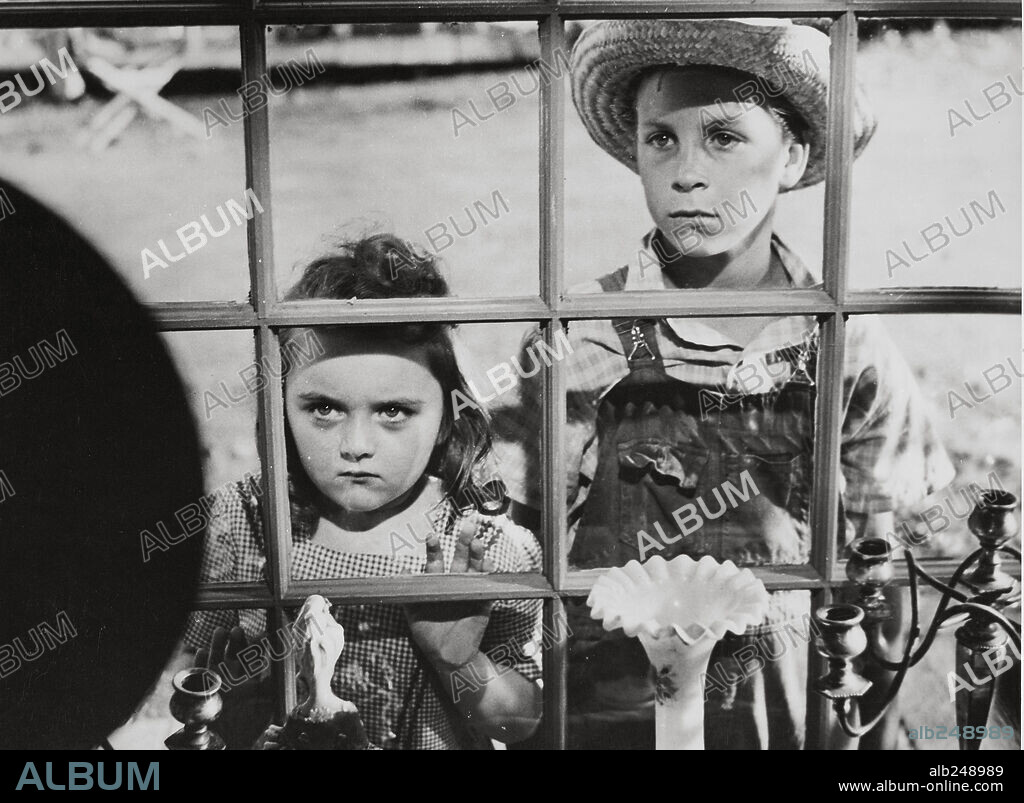 BILLY CHAPIN et SALLY JANE BRUCE dans THE NIGHT OF THE HUNTER, 1955, réalisé par CHARLES LAUGHTON. Copyright UNITED ARTISTS.