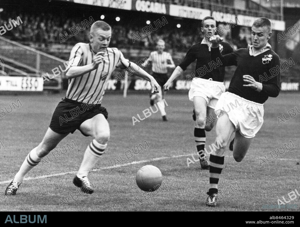 STOCKHOLM 1962-06-27.. AIK möter Djurgården i en DM-semifinal på Råsunda. Här ses Bo Holmberg jaga DIF-centern Leif Eriksson. Foto: Rolf Petterson / Text & Bilder / SVT / Kod: 5600. Mapp: Ericsson, Leif Fotboll Sverige. Matchbilder Fotbollar.