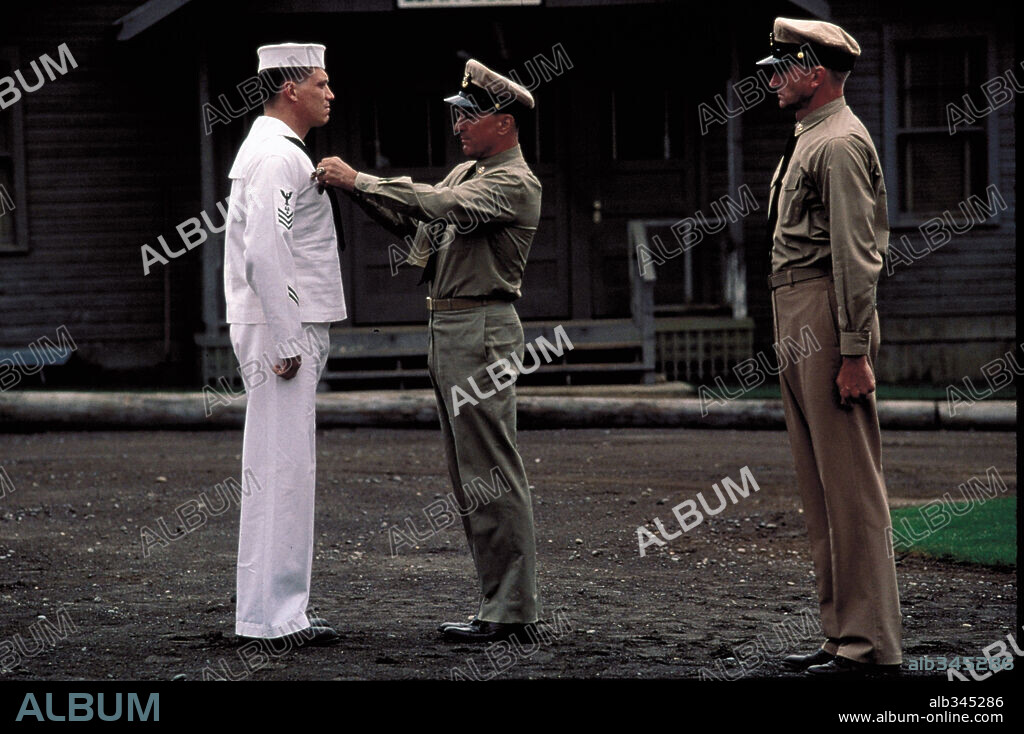 ROBERT DE NIRO en HOMBRES DE HONOR, 2000 (MEN OF HONOR), dirigida por GEORGE TILLMAN JR.. Copyright 20TH CENTURY FOX / CARUSO, PHILLIP.